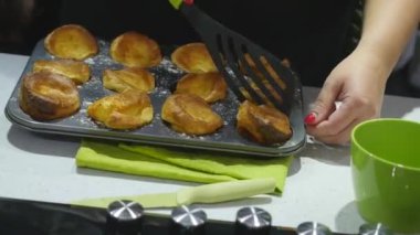 Muffin tepsisinde ev yapımı peynirkekler