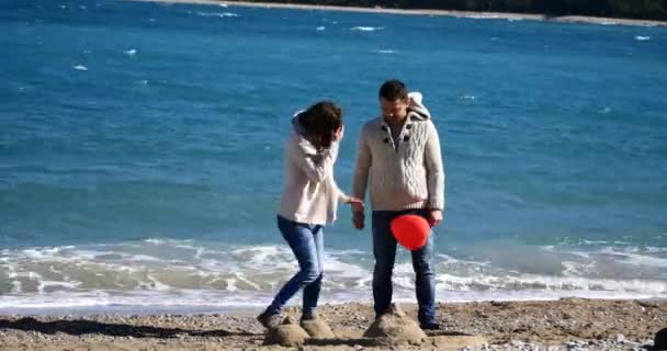 바다 근처산책하는 커플 — 비디오