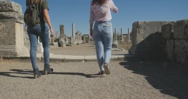 Περπατώντας με το χάρτη στην αρχαία πόλη Perge, υπαίθριο Ιστορικό Μουσείο αντίκα — Αρχείο Βίντεο