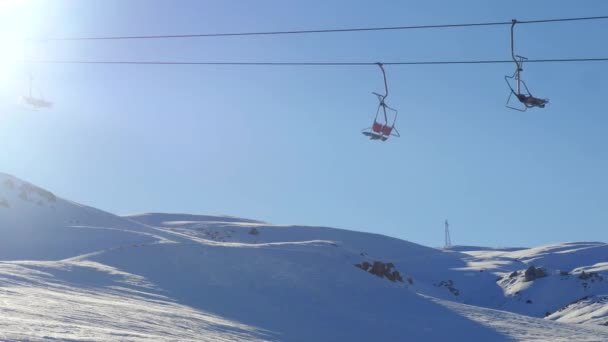 Movimiento rápido de silla elevadora móvil y personas deportivas snowboard de montaña nevada — Vídeos de Stock