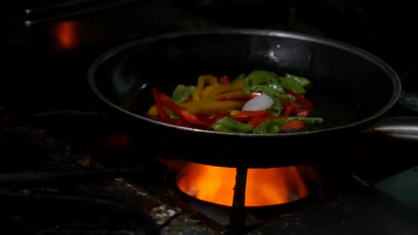 전문 요리사와 화재. 어두운 배경에 오픈 파이어를 통해 야채와 음식을 요리 — 비디오