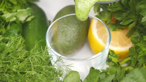Налить здоровый зеленый коктейль в стакан — стоковое видео