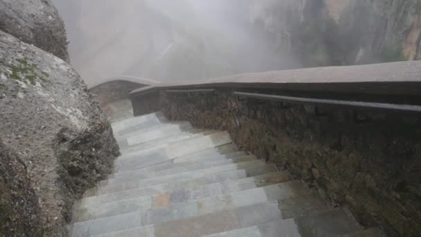 Escaleras del monasterio de Varlaam en día lluvioso de niebla y hermosa vista de las rocas de Meteora — Vídeo de stock