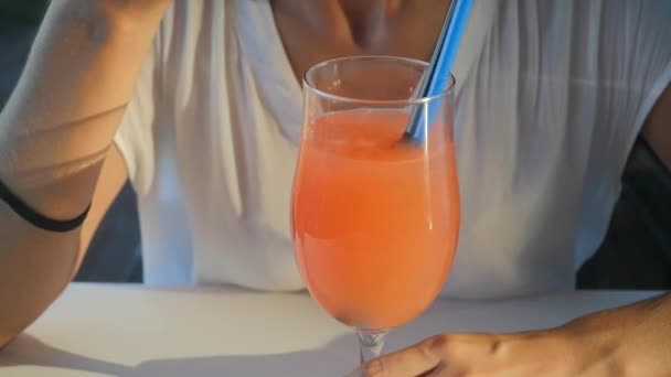 Beber mujer Cóctel naranja refrescante — Vídeo de stock