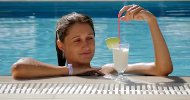 Frau mit Cocktail im Pool — Stockvideo