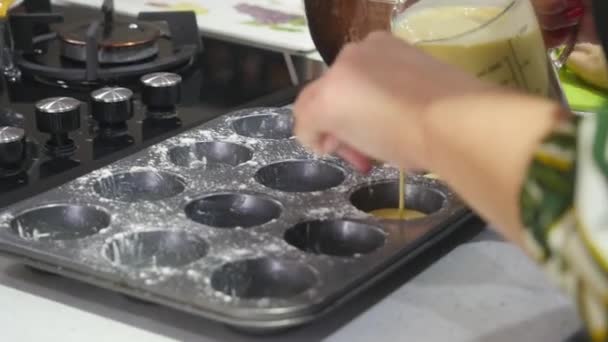 Muffins de queijo caseiros em bandeja de muffin — Vídeo de Stock