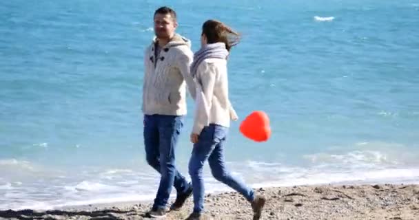 Couples sur une date marchant près de la mer — Video