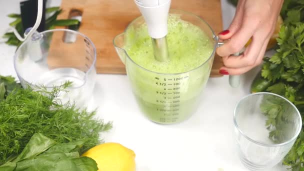 Mujeres manos preparando cóctel verde saludable — Vídeo de stock