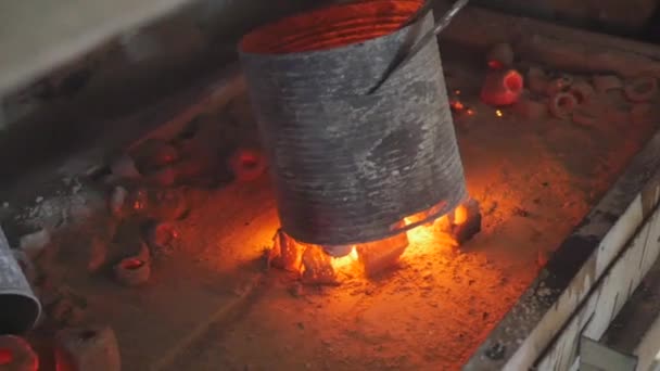 Charbon brûlant dans la cheminée pour le narguilé — Video