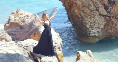 Zarif siyah elbise siyah eşarp ile güzel kadın