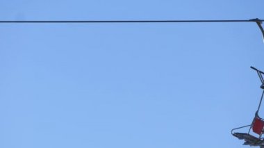 Mavi gökyüzü arka planda boş telesiyejler taşıma