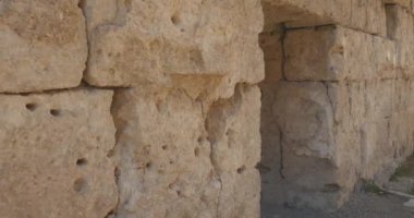 Perge Antik Kenti'ndeki duvardaki antik kemerin içinden geçerek, açık hava antik tarihi müzesi