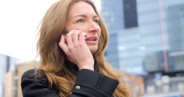 Genç bayan telefonda konuşuyor.