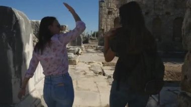 Perge Antik Kenti'nde harita ile yürüyüş, açık hava antik tarihi müzesi