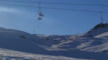 Mavi gökyüzü arka planda boş telesiyejler taşıma