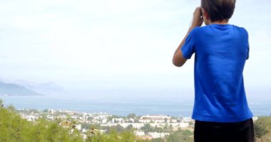 Çocuk aşağıdaki şehre bakıyor