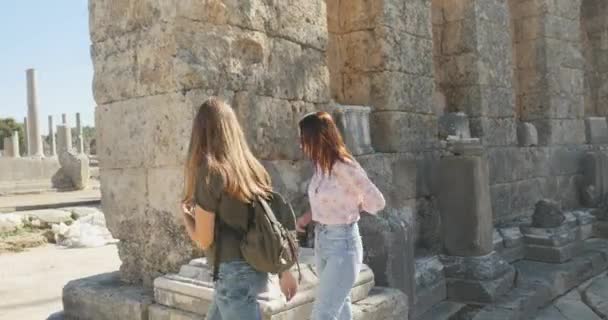 Caminar con mapa en la ciudad antigua Perge, museo histórico antiguo al aire libre — Vídeo de stock