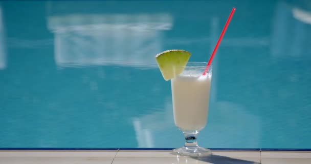 Sommar cocktail vid poolen — Stockvideo