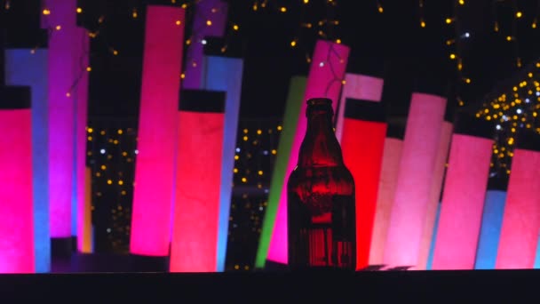 Tmavý skleněný pivní láhev na pultu — Stock video