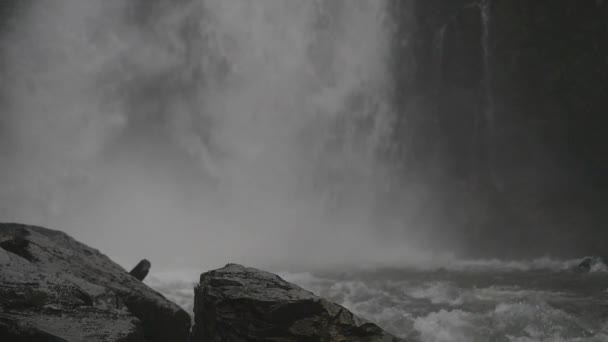 Dramatischer Blick auf den winterlichen Wasserfall — Stockvideo