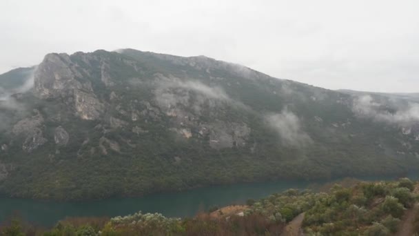 Schöner aliakmonas potamos fluss in der nähe von veria in griechenland — Stockvideo