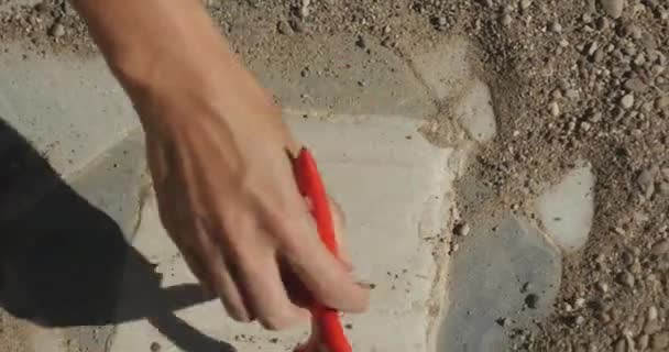 Arqueologia mão masculina detém uma escova de borla escavação de materiais raros caça ao tesouro e arqueologia encontrar recursos raros . — Vídeo de Stock