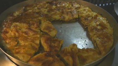 Paslanmaz çelik arka plan üzerinde karaciğer kek, karaciğer yemekleri, yavaş rotasyon