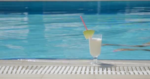 Mulher com coquetel na piscina — Vídeo de Stock