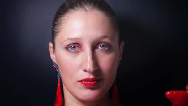 Portrét mladé ženy s červenými oči a rty — Stock video