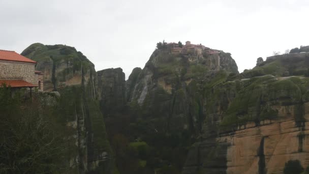 Монастир великого метеорита в горах Метеори Греція — стокове відео