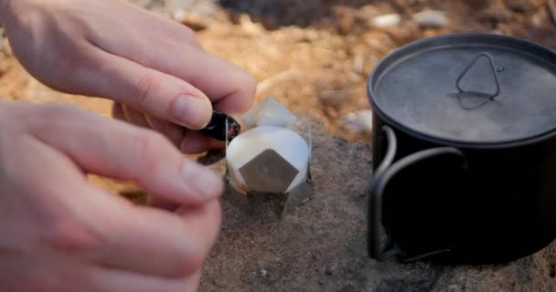 Kaffee oder Tee kochen auf Reisen — Stockvideo