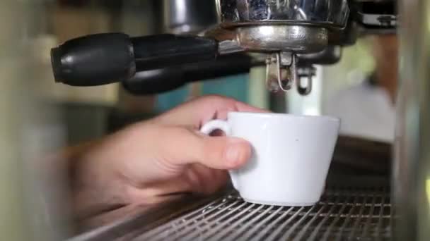 Zamknij widok profesjonalny ekspres do kawy szklany kubek Espresso — Wideo stockowe