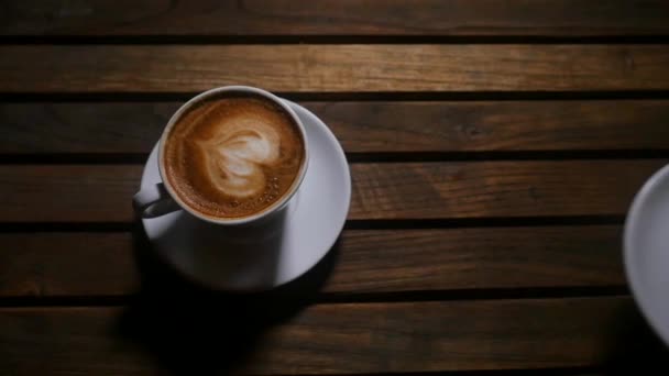 bílý šálek kávy dřevěné pozadí