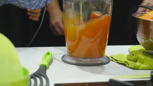 Refresco de jugo de manzana de calabaza al horno — Vídeo de stock