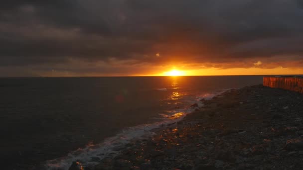 Beuatiful zachód słońca nad morzem — Wideo stockowe