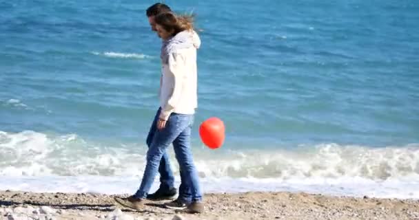 Couples sur une date marchant près de la mer — Video