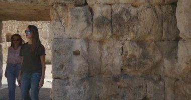 Perge Antik Kenti'nde harita ile yürüyüş, açık hava antik tarihi müzesi