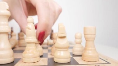 Tahtada beyaz satranç figürleri oluşturma