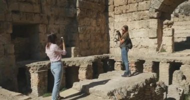 Perge Antik Kenti'nde fotoğraf çekmek, açık hava antik tarihi müzesi