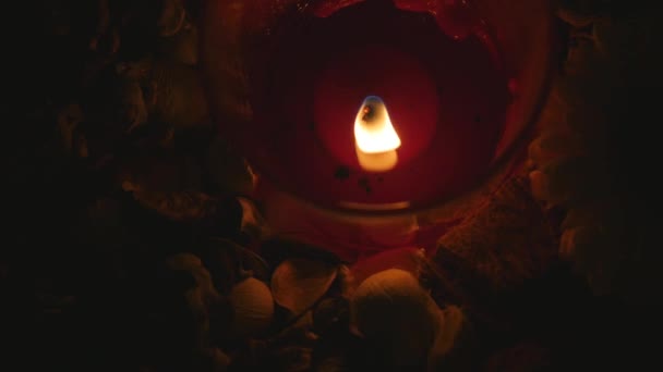 Iluminación de velas rojas en la noche — Vídeo de stock