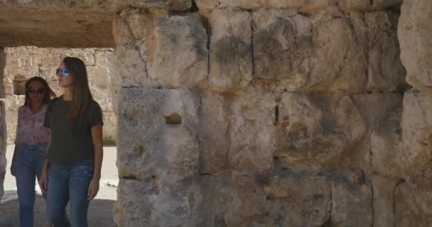 Marcher avec la carte dans la ville antique Perge, musée historique antique en plein air — Video