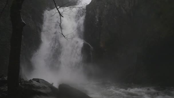 Dramática vista en la caída de agua de invierno — Vídeos de Stock