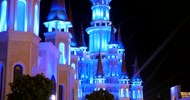 Turquía, Belek - 2017 4 de octubre: Hermoso castillo en el parque temático Tierra de las Leyendas — Vídeos de Stock