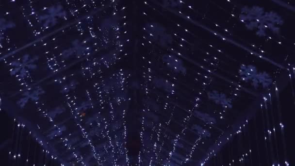 Illuminazione a LED in galleria di notte — Video Stock
