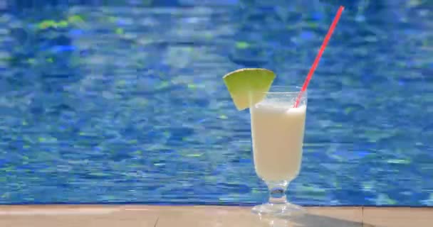 Літній коктейль біля басейну — стокове відео