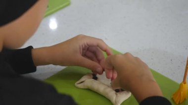 Hamur kurabiye yapma pişirme sınıfları sırasında mutfakta Boy