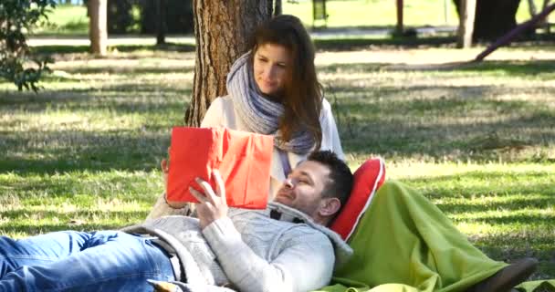 Pareja amante leyendo un libro — Vídeo de stock