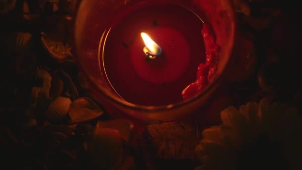 Rote Kerze entzündet in der Nacht — Stockvideo