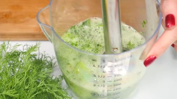 Женские руки готовят здоровый зеленый коктейль — стоковое видео