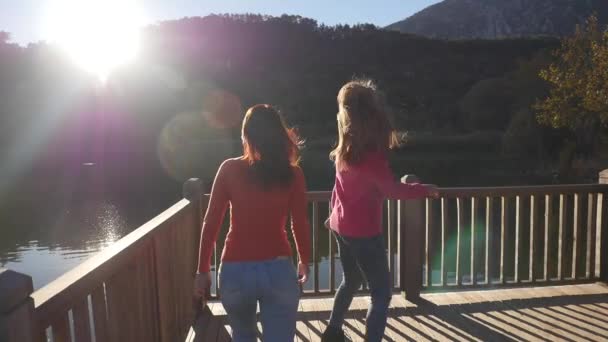 Mujeres jóvenes felices sonriendo en el muelle — Vídeo de stock